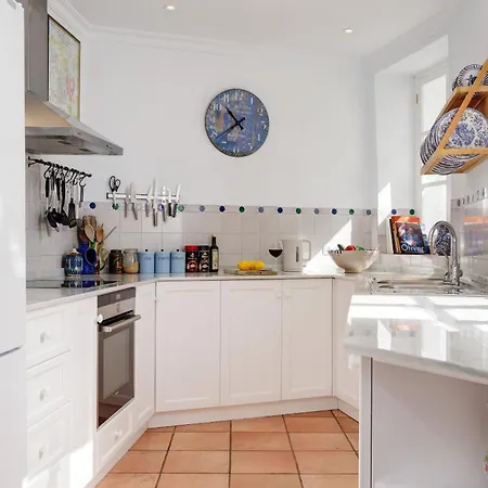 Villa The Old Mill: Pool Sleeps 8 Wifi 4 Bed Views