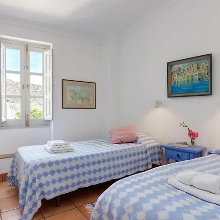 The Old Mill: Pool Sleeps 8 Wifi 4 Bed Views