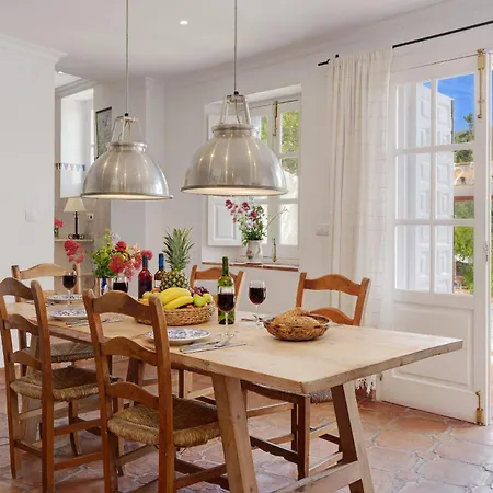 The Old Mill: Pool Sleeps 8 Wifi 4 Bed Views Villa