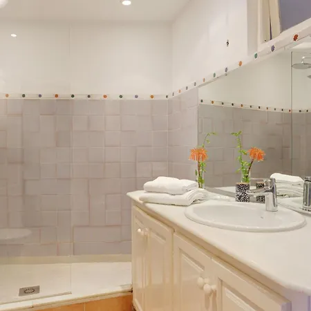 The Old Mill: Pool Sleeps 8 Wifi 4 Bed Views Villa