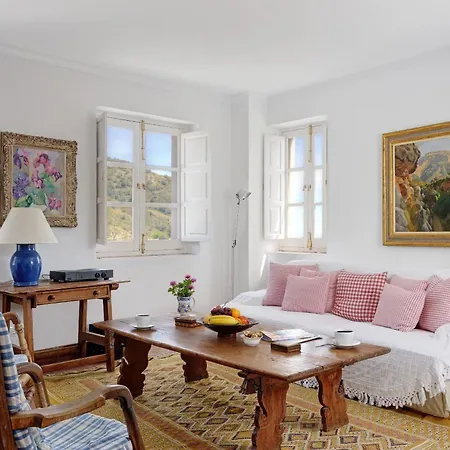 The Old Mill: Pool Sleeps 8 Wifi 4 Bed Views
